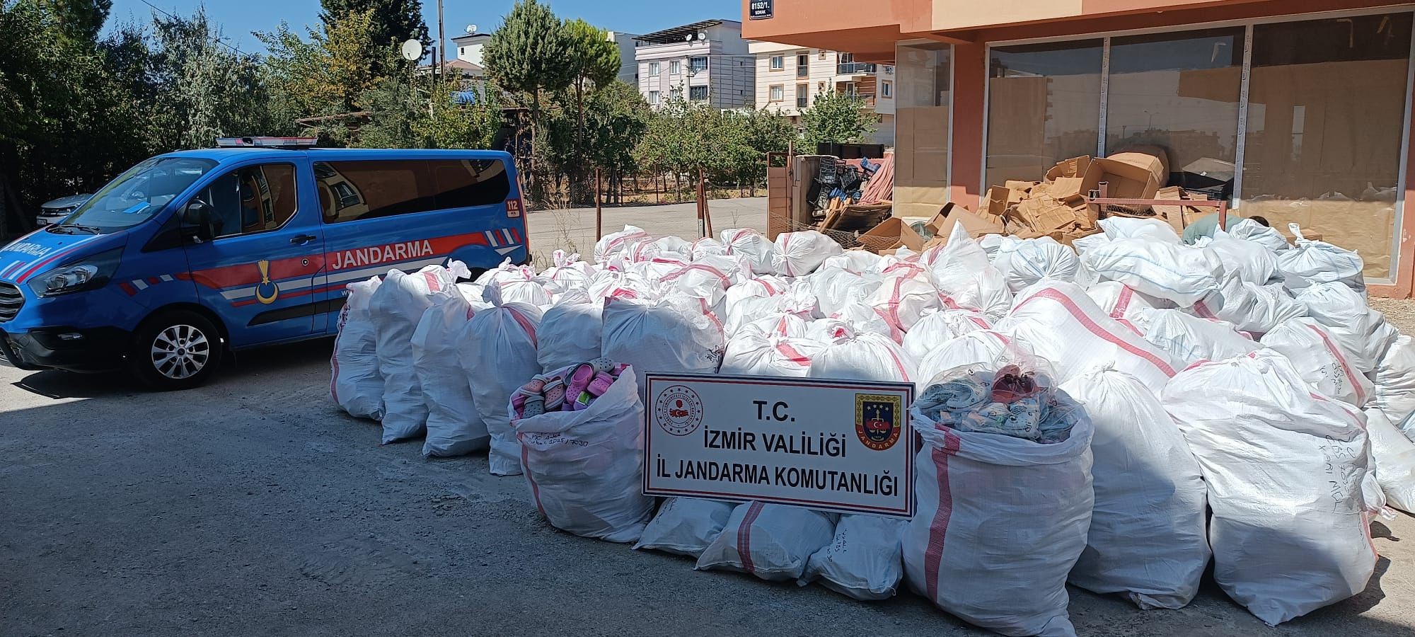 İZMİR'DE TAKLİT ÜRÜN OPERASYONU