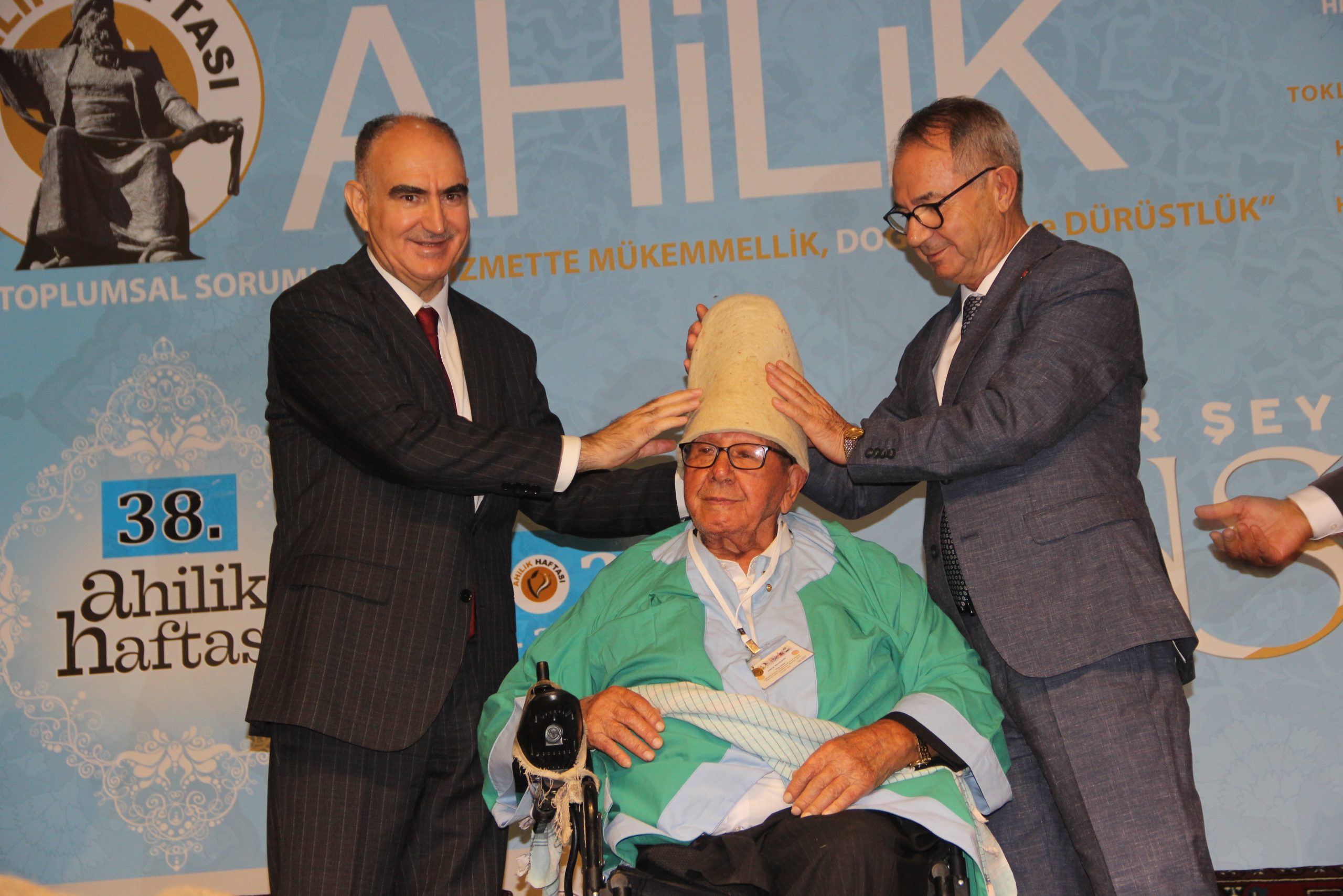 YILIN AHİSİNDEN ESNAFLARA 'SABIR' TAVSİYESİ MANİSA'DA YILIN AHİSİ SEÇİLEN 94 YAŞINDAKİ BAKKALDAN ENGELİNE RAĞMEN