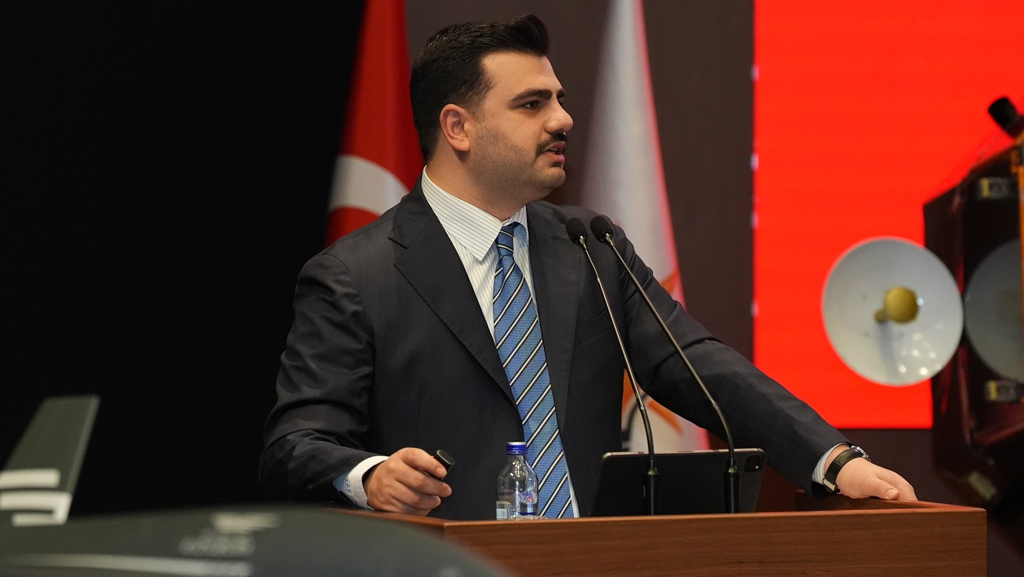 İNAN'DAN CHP'Lİ ZEYBEK'E TEPKİ: "İZMİR'İ ÇÖP DAĞLARINA MAHKUM EDEN SİZSİNİZ"