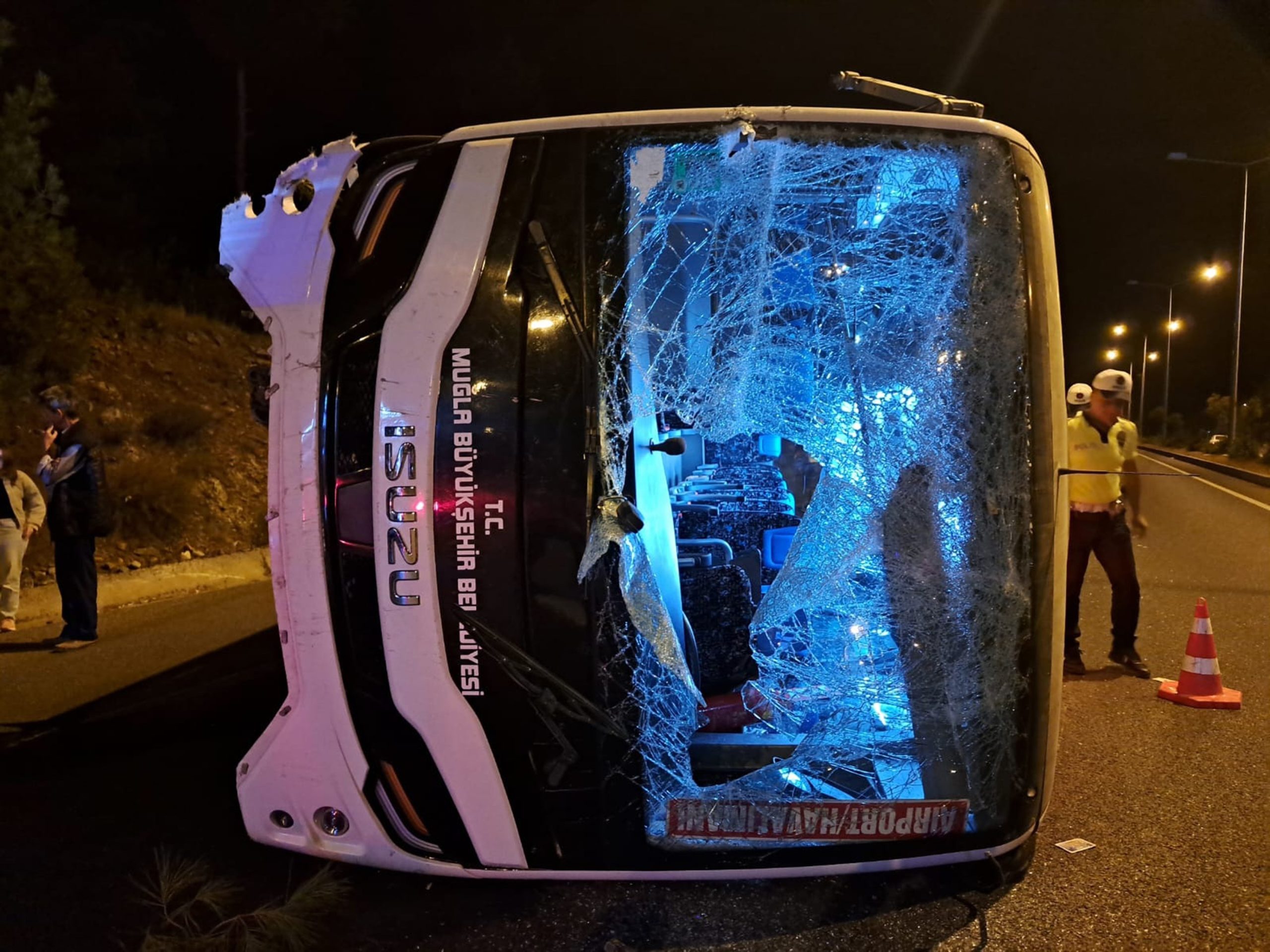 MUĞLA'DA HAVALİMANI OTOBÜSÜ KAZA YAPTI: 5 YARALI