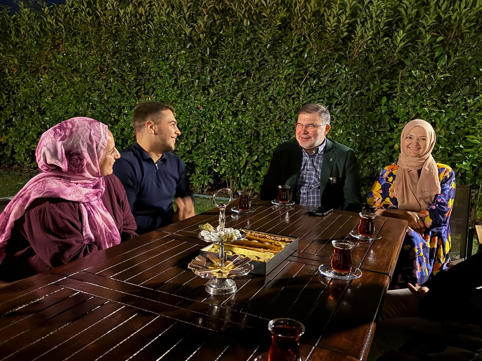 BAŞKAN SAYGILI, ÜNİVERSİTE ÖĞRENCİLERİNİ EVİNDE MİSAFİR ETTİ AK PARTİ İZMİR İL BAŞKANI BİLAL SAYGILI: "KYK YURTLARINA BAŞVURAN HER ÖĞRENCİ YERLEŞTİ, BOŞ YATAK BİLE MEVCUT"