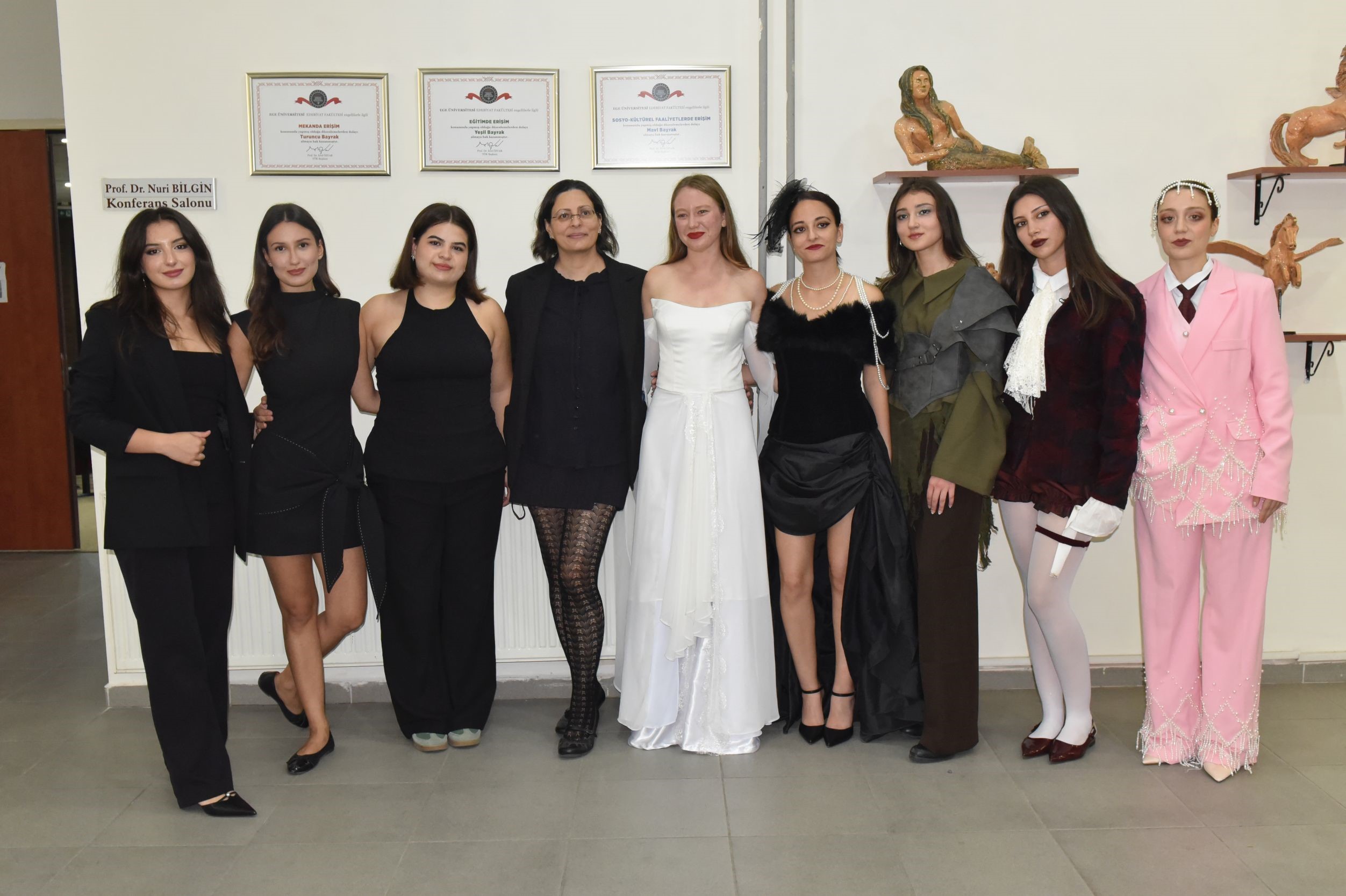 EGE'DE EDEBİYAT VE MODA AYNI SAHNEYİ PAYLAŞTI