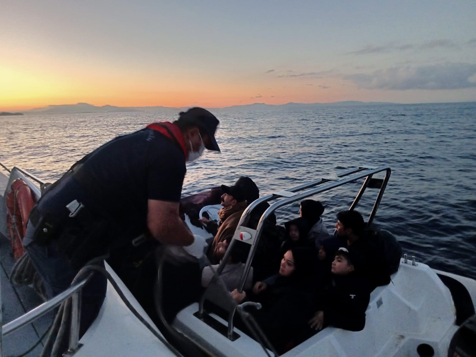 İZMİR'DE 72 DÜZENSİZ GÖÇMEN YAKALANDI, 31 GÖÇMEN KURTARILDI