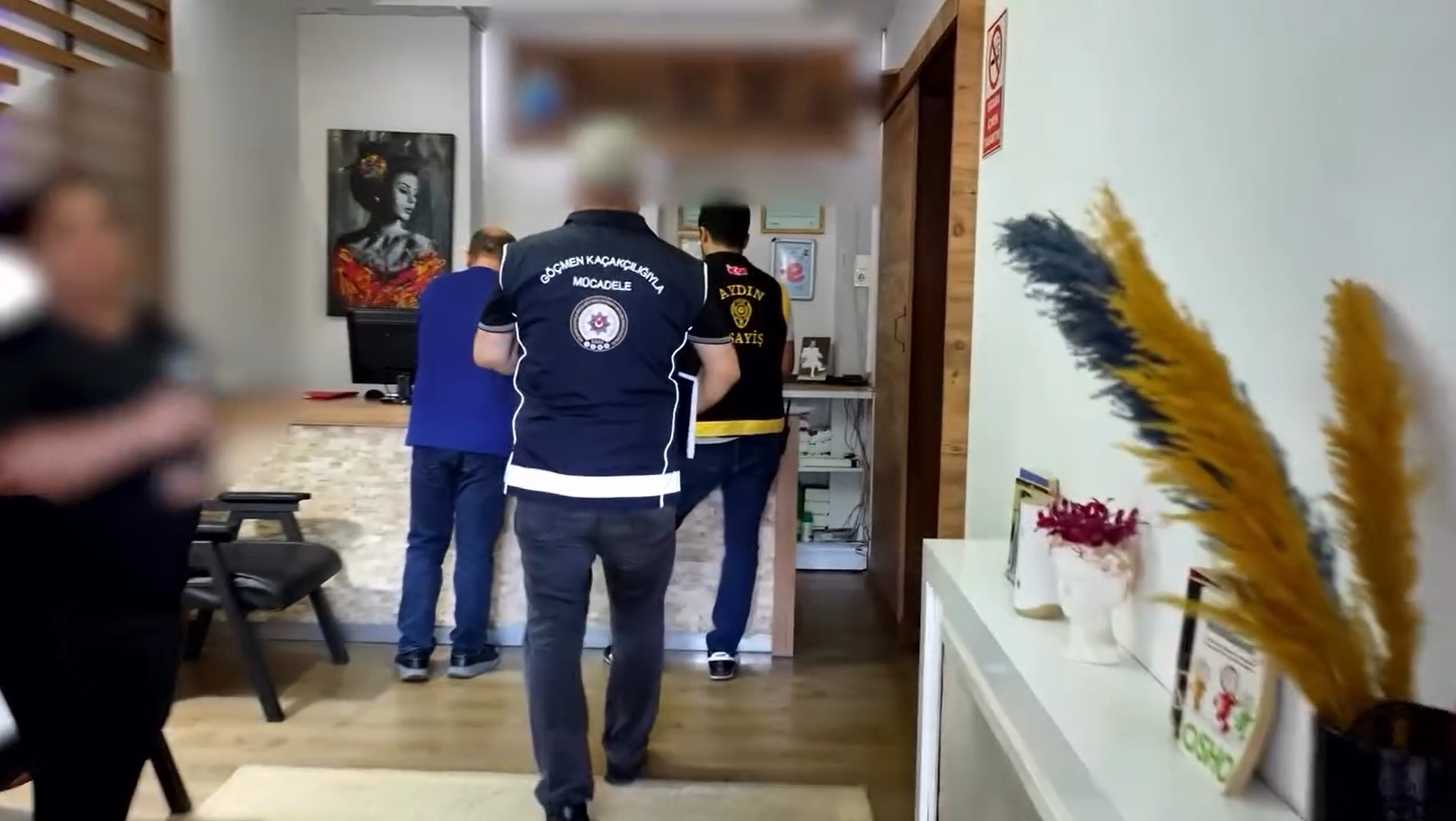 AYDIN POLİSİ MASAJ SALONLARINI MERCEK ALTINA ALDI: YARIM MİLYON LİRA CEZAİ İŞLEM UYGULANDI