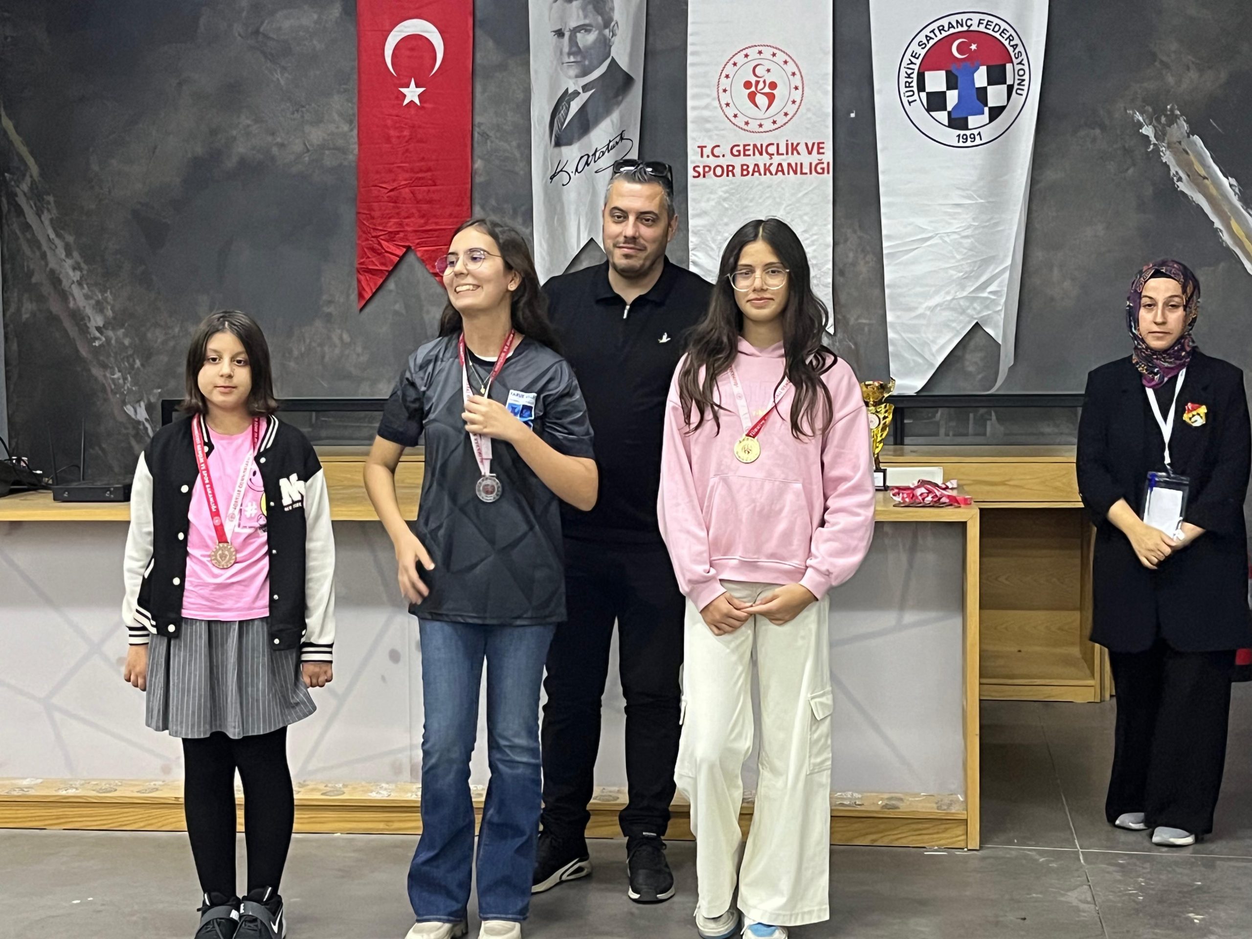 ÇEŞME BELEDİYESPOR GENÇ SATRANÇÇILARINDAN GURURLANDIRAN BAŞARI