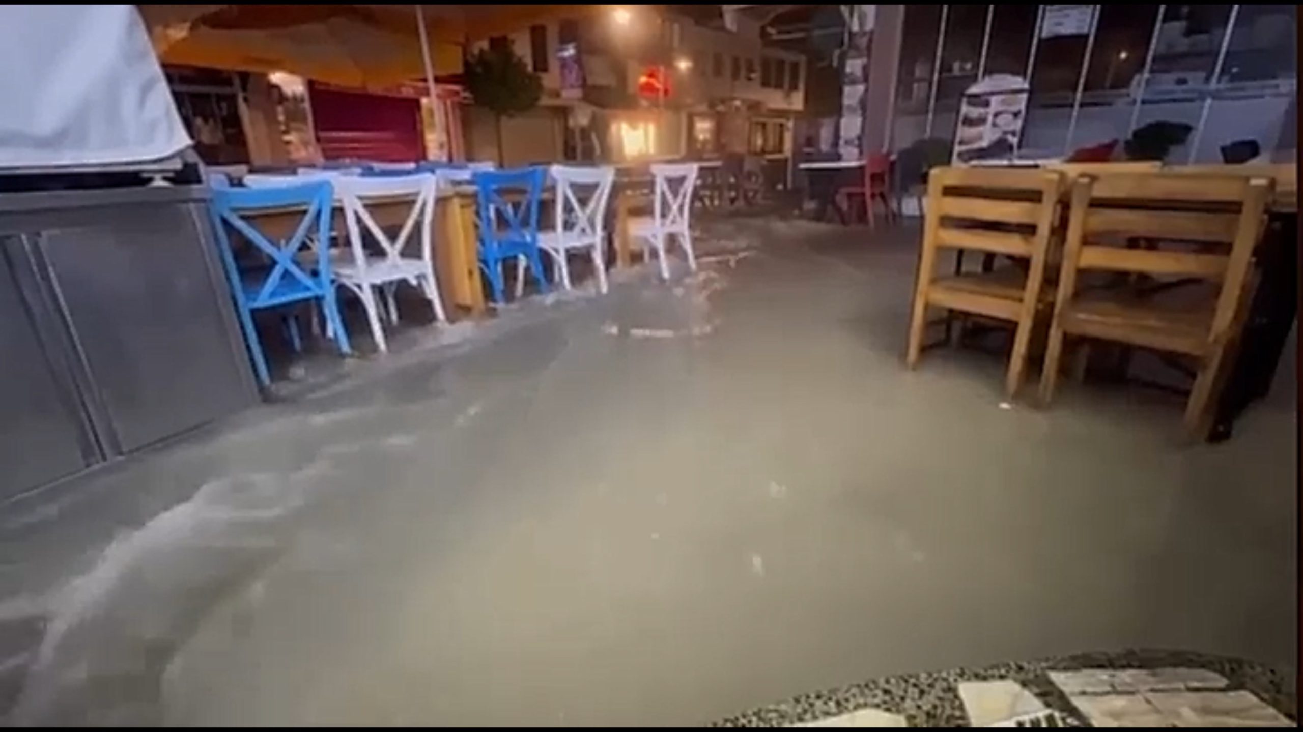 ÇEŞME'DE ŞİDDETLİ YAĞMUR SELE DÖNÜŞTÜ