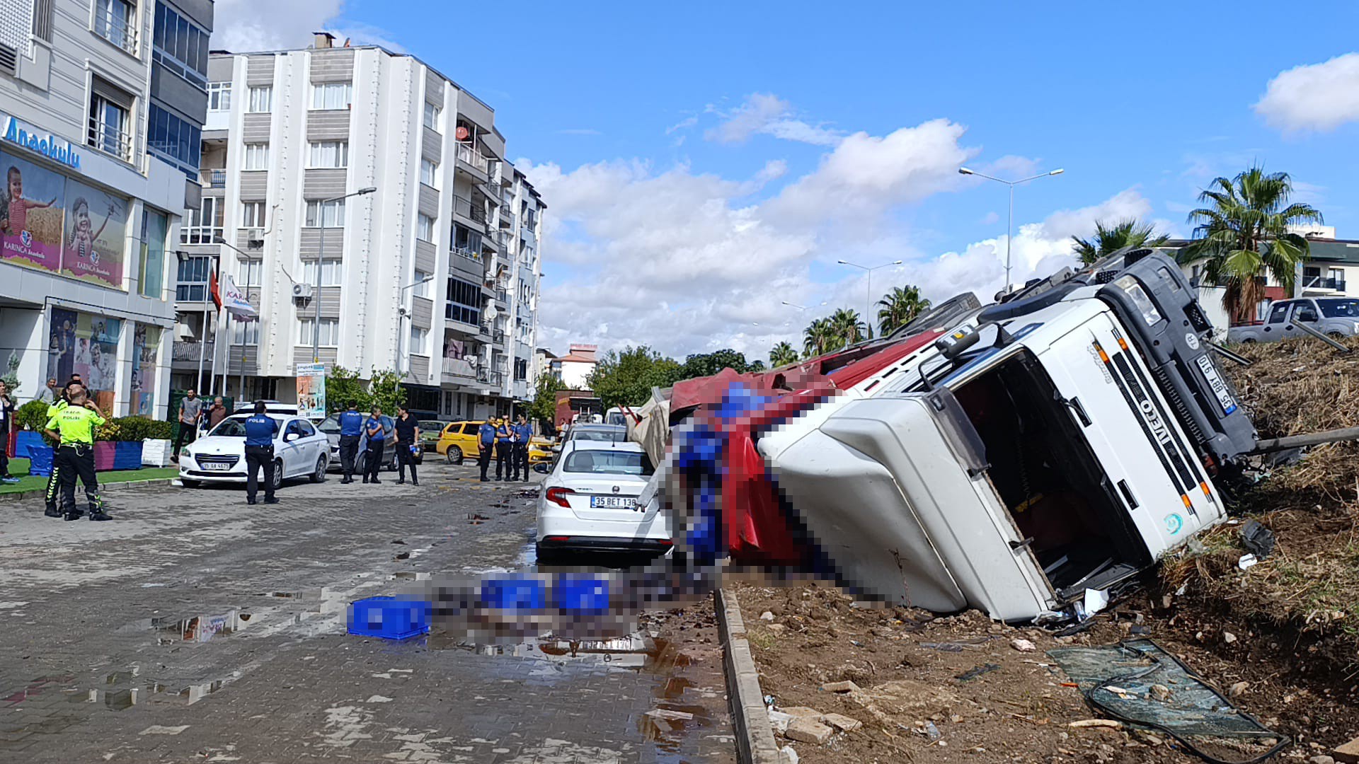 İZMİR'DE KONTROLDEN ÇIKAN TIR YAN YOLA UÇTU: 2 ARAÇ EZİLDİ