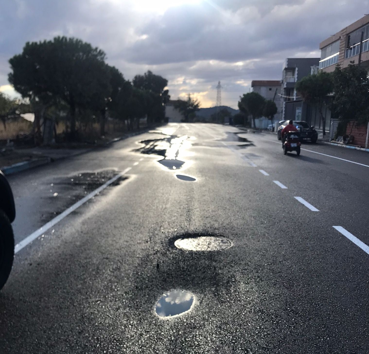 İZMİR BÜYÜKŞEHİR'İN HELVACI ASFALTI 11 GÜNDE ÇÖKTÜ