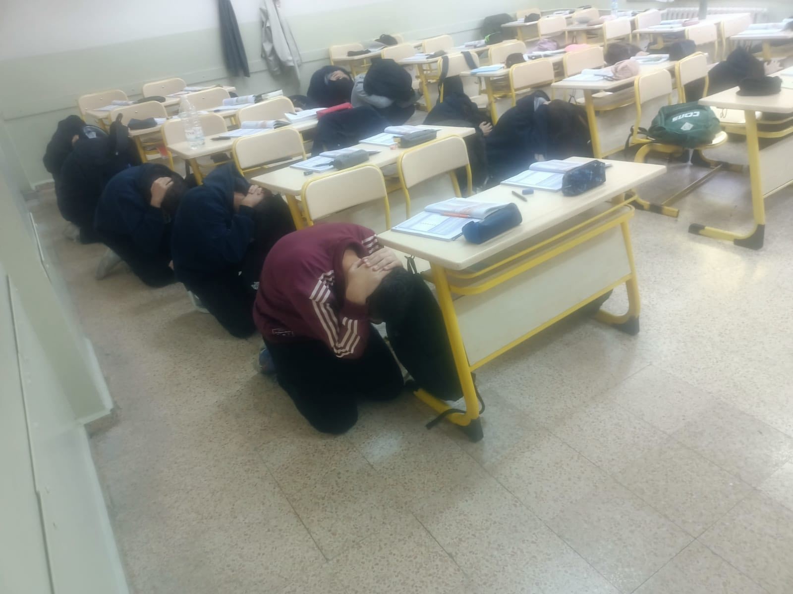 LİSE ÖĞRENCİLERİNE DEPREM TAHLİYE TATBİKATI