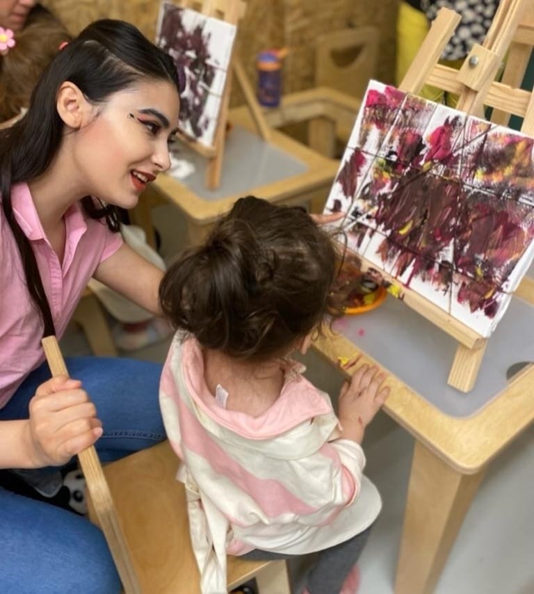 KARŞIYAKA'NIN SANATÇI ÖĞRETMENİ, ÇOCUKLARA SEVGİYİ, TUVALE HAYALİ İŞLİYOR