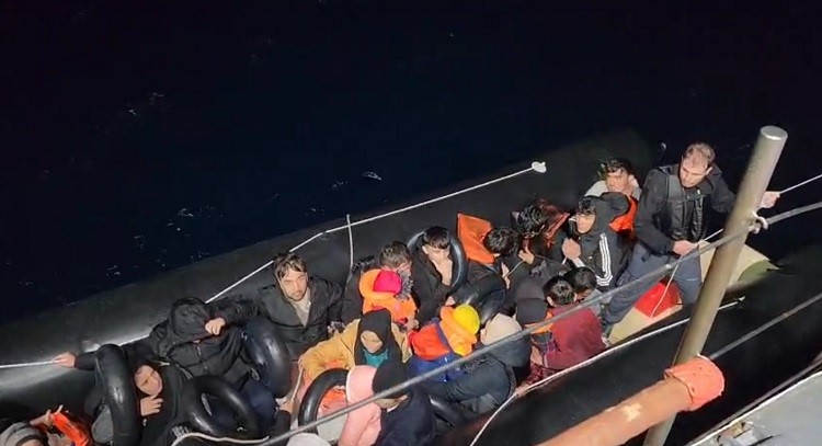 İZMİR AÇIKLARINDA PEŞ PEŞE GÖÇMEN YAKALAMA VE KURTARMA OPERASYONLARI