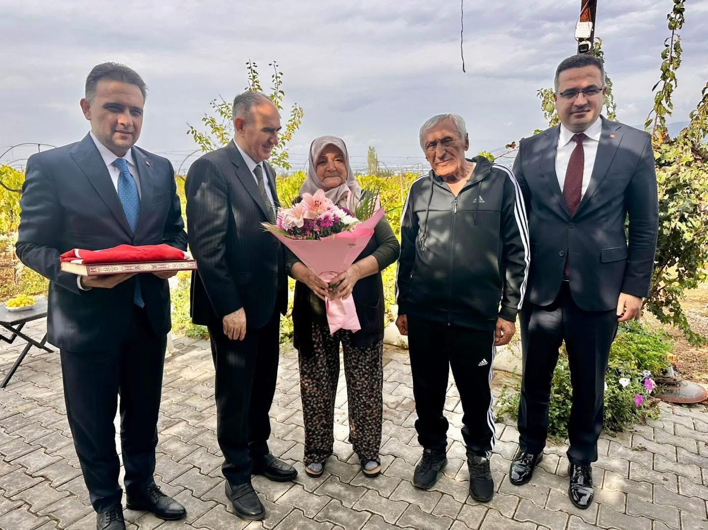 VALİ ÖZKAN VE BERABERİNDEKİLERDEN ŞEHİT AİLESİNE ANLAMLI ZİYARET