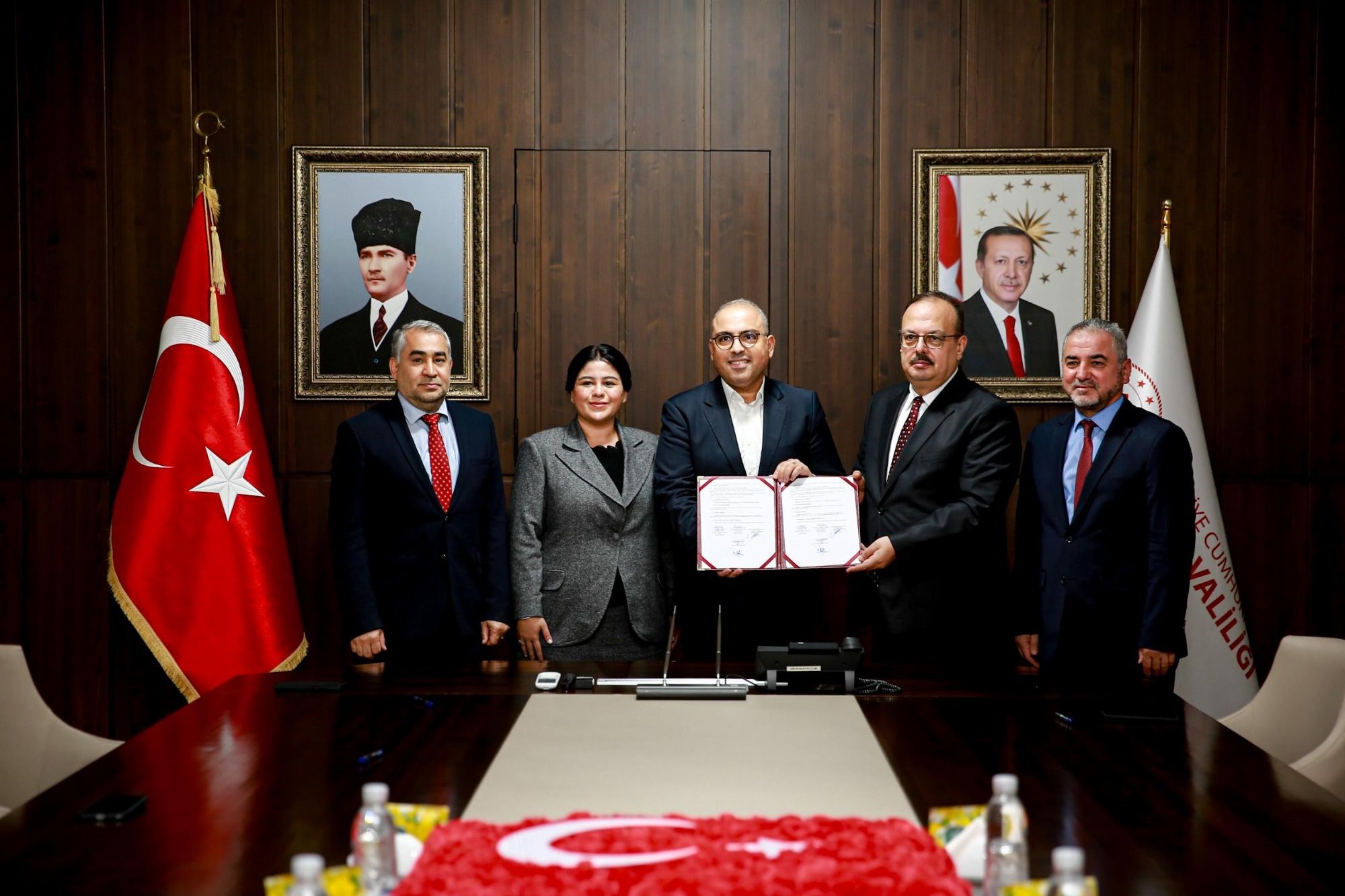 ADÜ İLAHİYAT FAKÜLTESİ'NDE YAPILACAK OLAN CAMİ İÇİN İMZALAR ATILDI