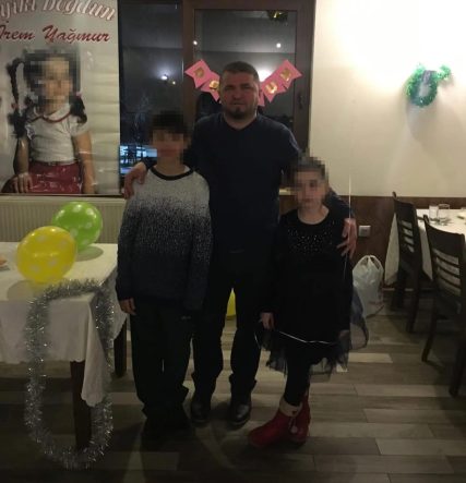 ÇOCUKLARINI GÖRMEK İÇİN GİTTİ, SATIRLI SALDIRIYA UĞRADI EŞİNİN SEVGİLİSİ TARAFINDAN SATIRLI SALDIRIYA UĞRAYAN ŞAHIS YAŞAM MÜCADELESİNİ KAYBETTİ