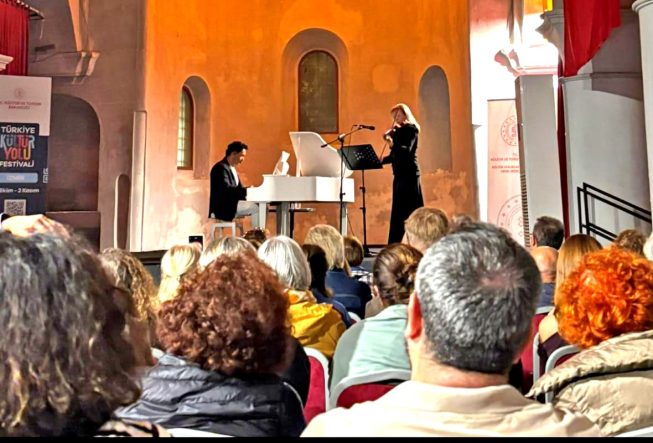 ÇEŞME'DE, KÜLTÜR YOLU FESTİVALİ'NDE MÜZİK ZİYAFETİ