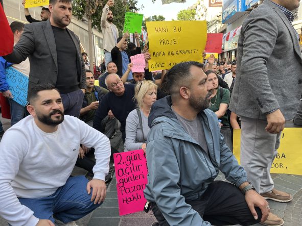 PAZARCI ESNAFINDAN KARŞIYAKA'DA OTURMA EYLEMİ BOSTANLI KARARINI PROTESTO EDEN PAZARCILAR, BAŞKAN ÜNSAL'I İSTİFAYA DAVET ETTİ