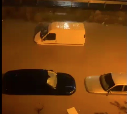 SAĞANAK BERGAMA'YI VURDU, SOKAKLAR GÖLE DÖNDÜ