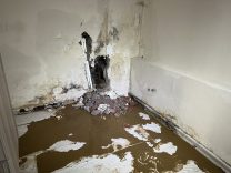 İZMİR'DE İZSU ŞEBEKE BORUSU PATLADI: BİR EVİ YAŞANMAZ HALE GETİRDİ