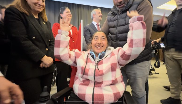 AKÜLÜ SANDALYEYE KAVUŞAN VATANDAŞLAR SEVİNÇTEN AĞLADI