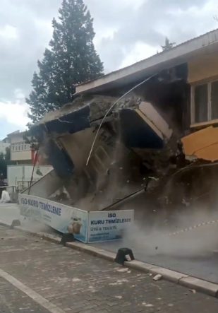 SINDIRGI'DA DEPREMDE HASAR GÖREN BİNA KENDİLİĞİNDEN YIKILDI