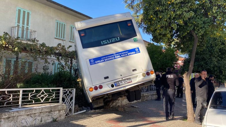 FRENİ TUTMAYAN MİNİBÜS EVİN BAHÇESİNE DALDI, FACİA TEĞET GEÇTİ TAMİRCİDEN KARDEŞİNE SERT TEPKİ GÖSTERDİ: "YA BİRİ ÖLSEYDİ"