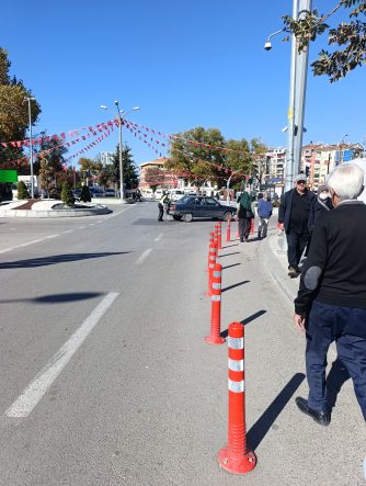 TRAFİKTE YOLUN ORTASINDA KALAN OTOMOBİLİ KADIN POLİS TEK BAŞINA İTTİREREK ÇALIŞTIRDI O ANLAR CEP TELEFONU KAMERALARI TARAFINDAN GÖRÜNTÜLENDİ