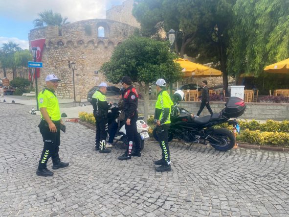 ÇEŞME'DE MOTOSİKLET DENETİMLERİNDE SÜRÜCÜLERE 545 BİN LİRA CEZA