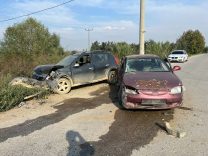 İKİ ARAÇ KAFA KAFAYA ÇARPIŞTI: 2 YARALI