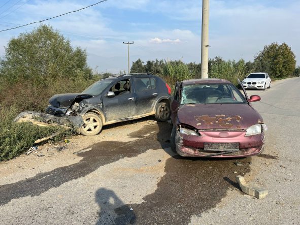 İKİ ARAÇ KAFA KAFAYA ÇARPIŞTI: 2 YARALI