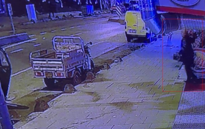 ARNAVUTKÖY'DE İLGİNÇ HIRSIZLIK: BU KEZ HEDEF DOMATES KASASI OLDU KARPUZ ÇALAN HIRSIZ, BU KEZ KEBAPÇININ ÖNÜNDEN DOMATES ÇALDI