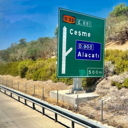 ÇEŞME'DE MOTOSİKLET KAZASI: 1 ÖLÜ, 2 YARALI