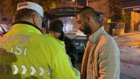 KİMLİK İSTEYEN POLİSE SOSYAL MEDYASINI AÇTI KAYSERİ'DE 2.56 PROMİL ALKOLLÜ ÇIKAN SÜRÜCÜYE 46 BİN TL PARA CEZASI YAZILDI