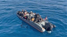 URLA AÇIKLARINDA 28 DÜZENSİZ GÖÇMEN YAKALANDI