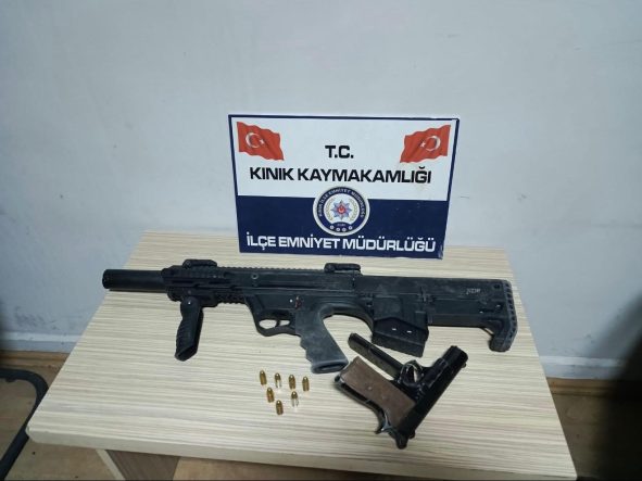 ÜZERİNDEKİ MERMİLER ELE VERDİ, EVİNDEN RUHSATSIZ SİLAH VE TÜFEK ÇIKTI