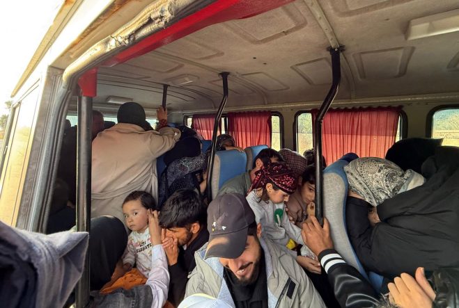 ÇEŞME'DE 40 DÜZENSİZ GÖÇMEN YAKALANDI