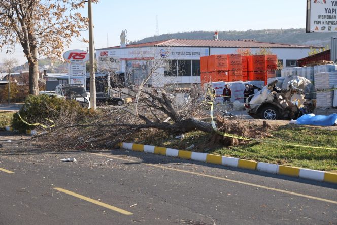 İKİYE BÖLÜNEN OTOMOBİL, GENÇ ARKADAŞLARA MEZAR OLDU NEVŞEHİR'DEKİ FECİ KAZADA ÖLENLERİN KİMLİKLERİ BELLİ OLDU