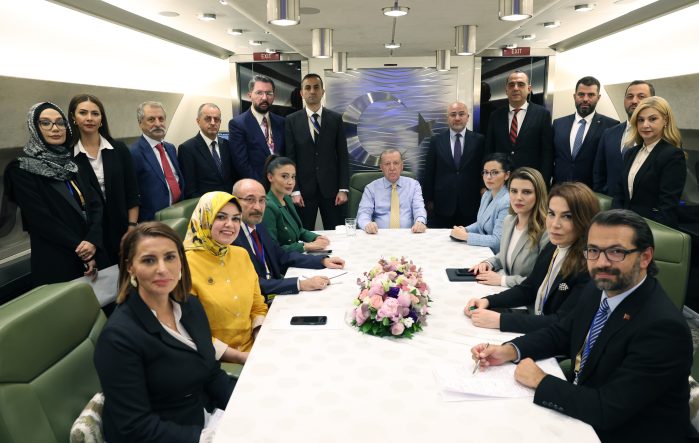 CUMHURBAŞKANI ERDOĞAN: "CHP'NİN BİZİ ÇEKMEYE ÇALIŞTIĞI BU SEVİYEYE İNMEYİZ, İNEMEYİZ" "TÜRKİYE'NİN NÜFUS ARTIŞ HIZININ BÖYLE BİR KONUMA GELMESİ HAZMEDİLEMEZ. BOŞUNA EN AZ 3 ÇOCUK DEMİYORUZ. BUNU HIZLANDIRALIM. ÜLKEMİZ, İNŞALLAH NÜFUSUMUZUN ARTIŞ HIZININ YÜKSELMESİYLE GELECEĞE ÇOK DAHA GÜÇLÜ BİR ŞEKİLDE İLERLEYECEKTİR" "AİLE MESELESİ BİZİM İÇİN ÇOK ÖNEMLİ BİR KONUDUR. NASIL ÜLKEMİZİN GÜVENLİĞİ İÇİN SAVUNMA SANAYİSİNİ GELİŞTİRİYOR, SİBER GÜVENLİK KONUSUNDA TEDBİRLER ALIYORSAK YENİ NESİL SALDIRILAR İÇİN DE AİLELERİMİZİ KORUMAK ZORUNDAYIZ"