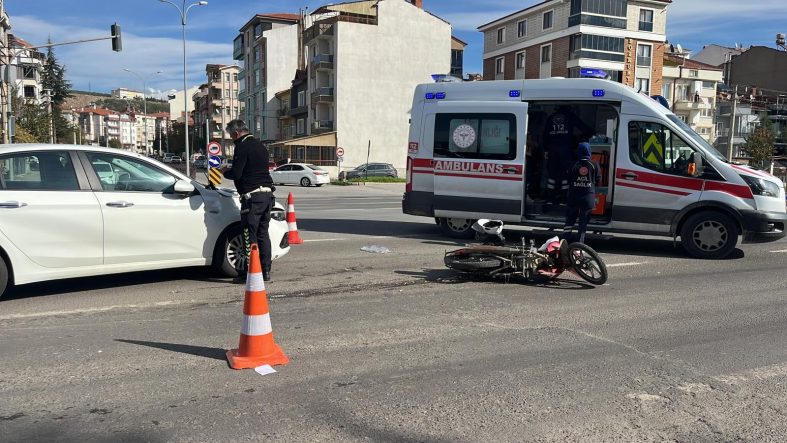 TAVŞANLI'DA OTOMOBİL İLE MOTOSİKLET ÇARPIŞTI: 2 YARALI