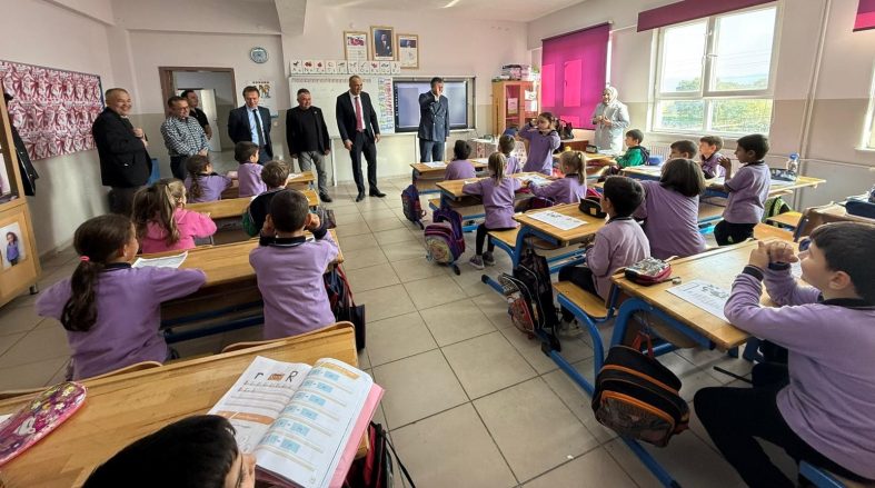 İHTİYAÇ SAHİBİ ÖĞRENCİLERE KIŞLIK BOT DAĞITIMI