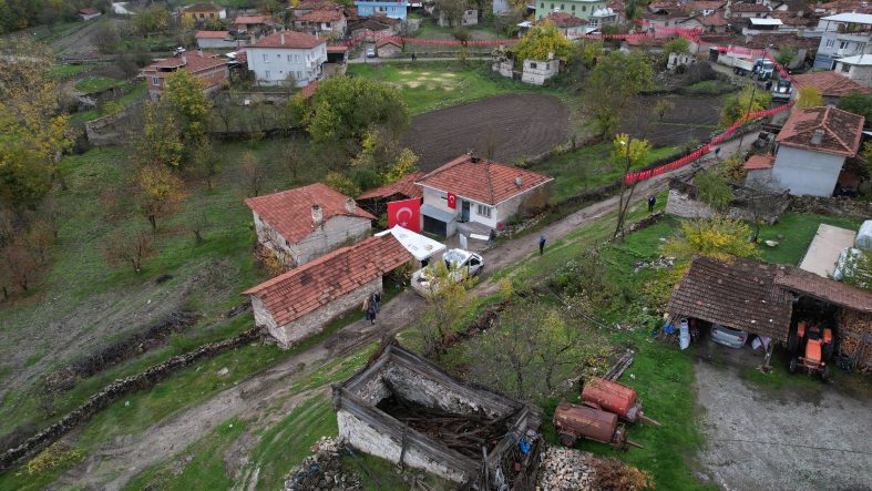 DÜŞEN KARGO UÇAĞINDA KAHREDEN TESADÜF, ÇOCUKLUK ARKADAŞIYLA AYNI GÜN ŞEHİT DÜŞTÜ ŞEHİTLİĞE UÇMADAN ŞEHİT ÇOCUKLUK ARKADAŞINI VEFAT YILDÖNÜMÜNDE SOSYAL MEDYADA BÖYLE ANMIŞTI "BABASIZ BÜYÜDÜ AMA VAZİFESİNİ HEP EN İYİ ŞEKİLDE YERİNE GETİRİRDİ"