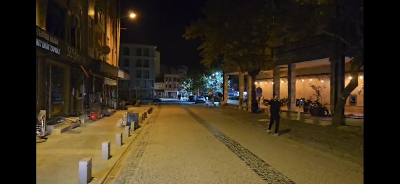 SINDIRGI PEŞ PEŞE DEPREMLERLE SARSILDI