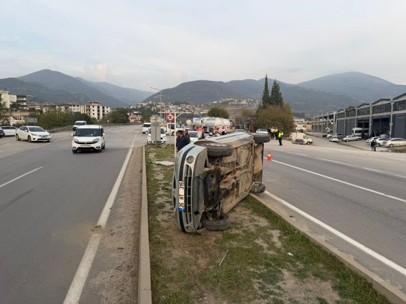 OSMANİYE'DE KONTROLDEN ÇIKAN OTOMOBİL TAKLA ATTI: 2 YARALI