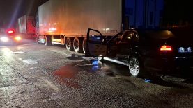 BURSA'DA OTOMOBİL PARK HALİNDEKİ TIRA ARKADAN ÇARPTI: 1 AĞIR YARALI
