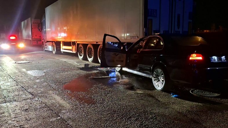 BURSA'DA OTOMOBİL PARK HALİNDEKİ TIRA ARKADAN ÇARPTI: 1 AĞIR YARALI
