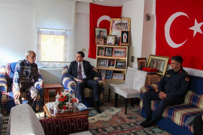 HİSARCIK KAYMAKAMI ERKAN ATAM'DAN, ŞEHİT MEZARINA VE AİLESİNE ZİYARET