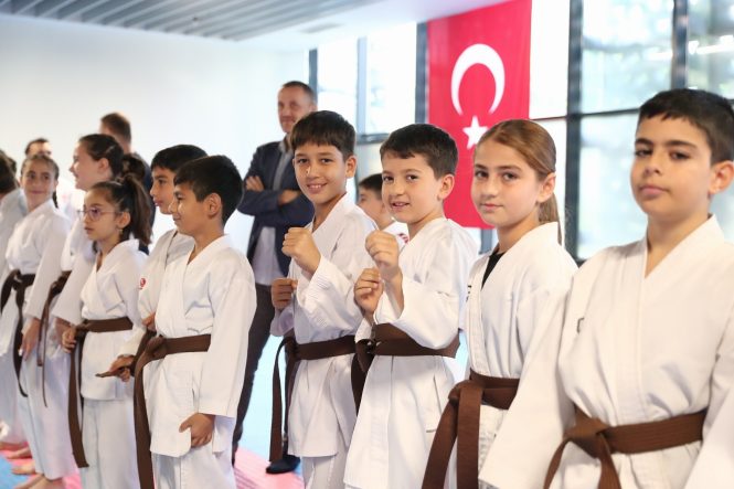 ALİAĞA BELEDİYESİ KARATE KURSU'NDA 75 SPORCU YENİ KUŞAĞINA KAVUŞTU
