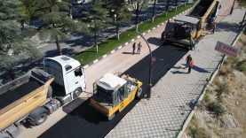 KARAYOLLARI TARAFINDAN DEMİRCİ'DE SICAK ASFALT ÇALIŞMALARINA BAŞLANDI