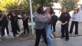 ORTAOKULLU KIZLAR BİRBİRİNE GİRDİ, ARKADAŞLARI AYIRMAK YERİNE VİDEO ÇEKTİ