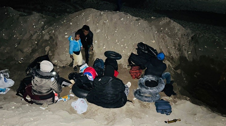 İZMİR'DE 7 DÜZENSİZ GÖÇMEN YAKALANDI, 34 GÖÇMEN KURTARILDI