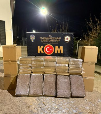 AFYONKARAHİSAR'DA YAKLAŞIK 300 BİN ADET DOLDURULMUŞ KAÇAK MAKARON ELE GEÇİRİLDİ